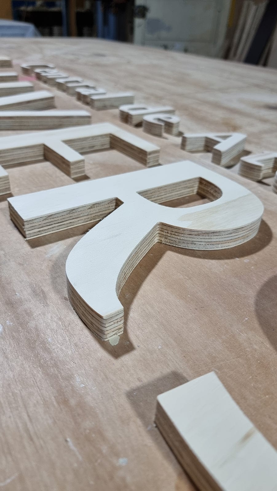 Letras de madera de terciado cortadas con router cnc