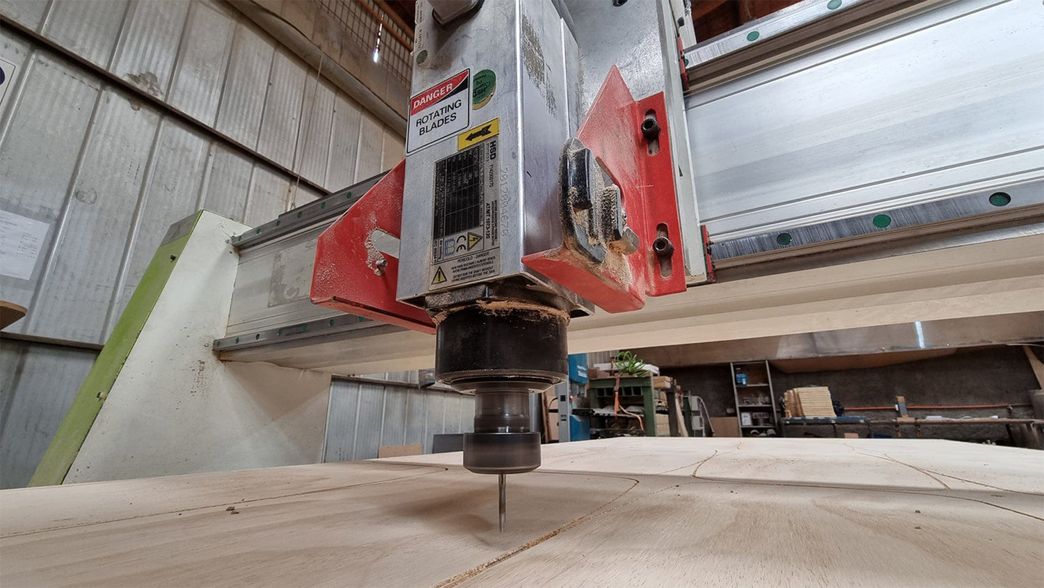 Servicio router cnc cortando madera terciado con fresa