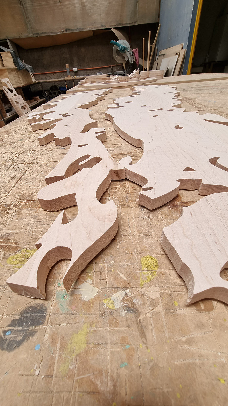 Madera noble cortada con formas en madera con router cnc