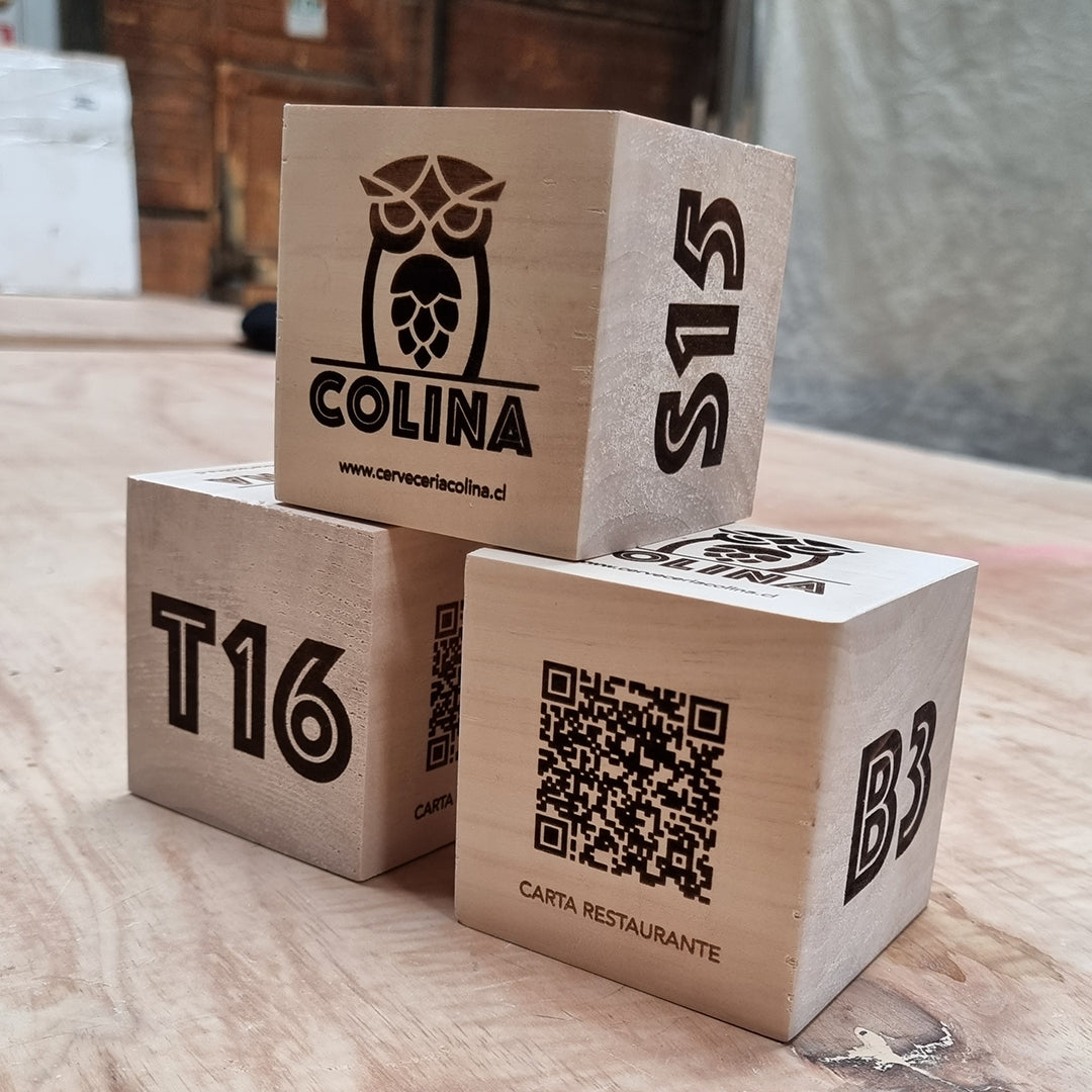 Cubos de madera grabados con laser para mesas de restaurante