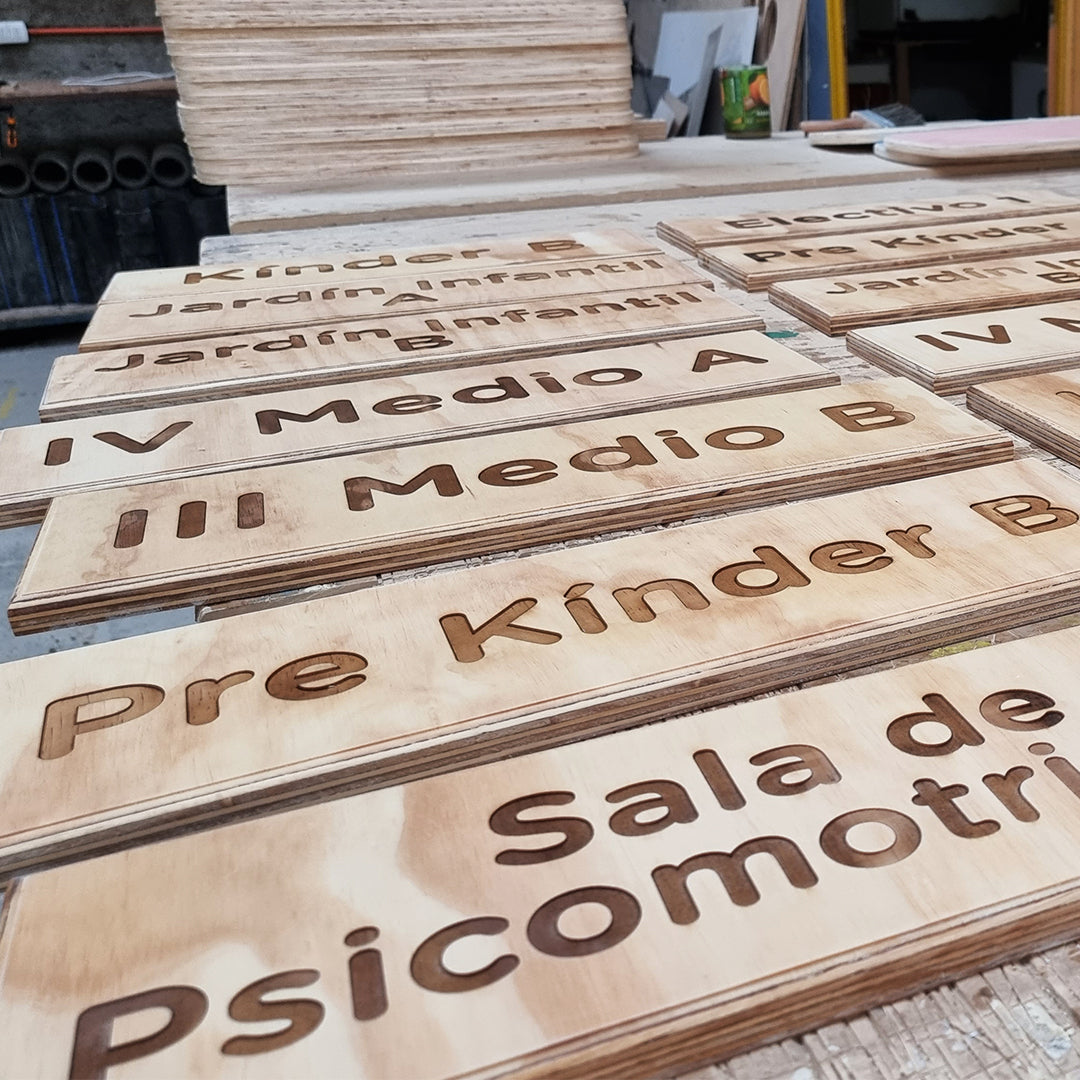 Letreros para colegio grabados con laser en madera terciado