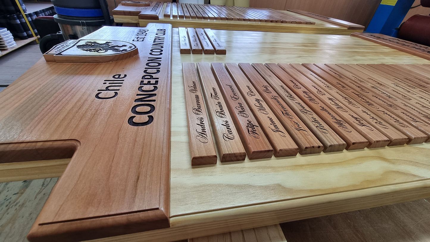 Letrero de dos maderas combinadas con grabado laser
