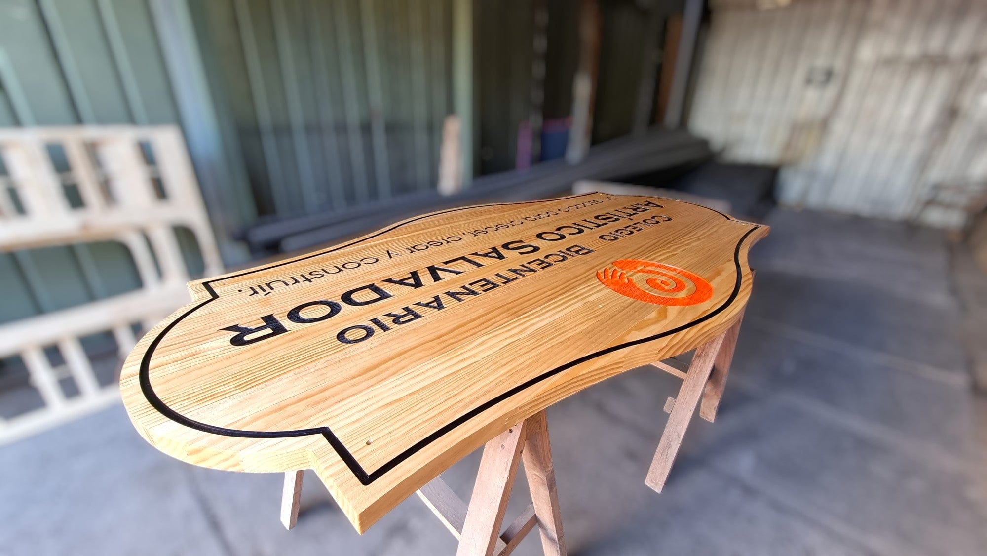 Letrero de madera cortado y grabado con laser en chile