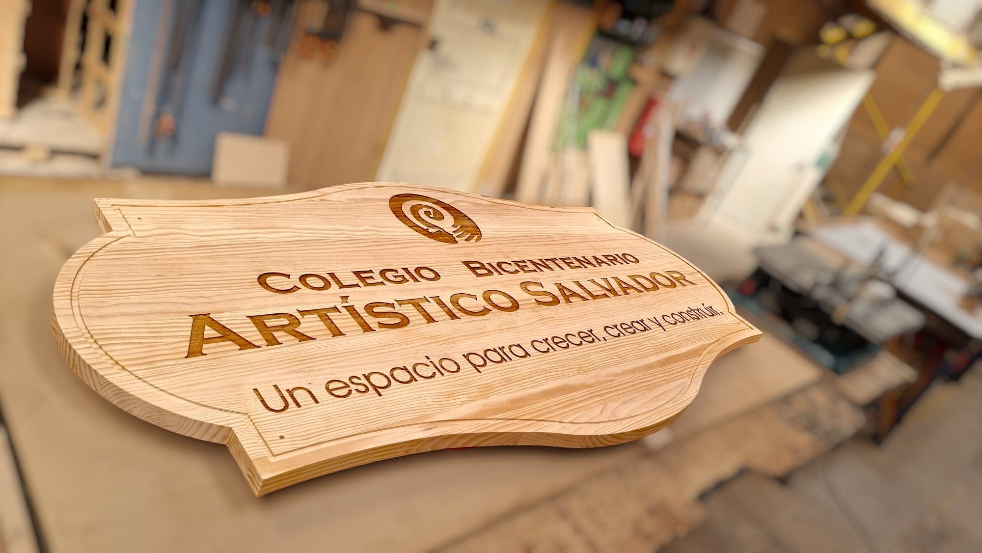 Letrero de madera para colegio con contorno cortado y grabado laser