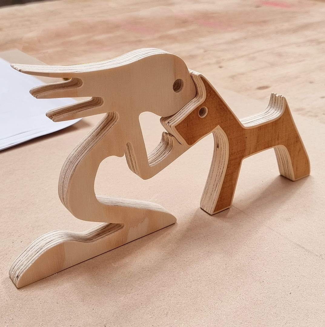 Figuras de madera cortadas con router cnc mujer y perro