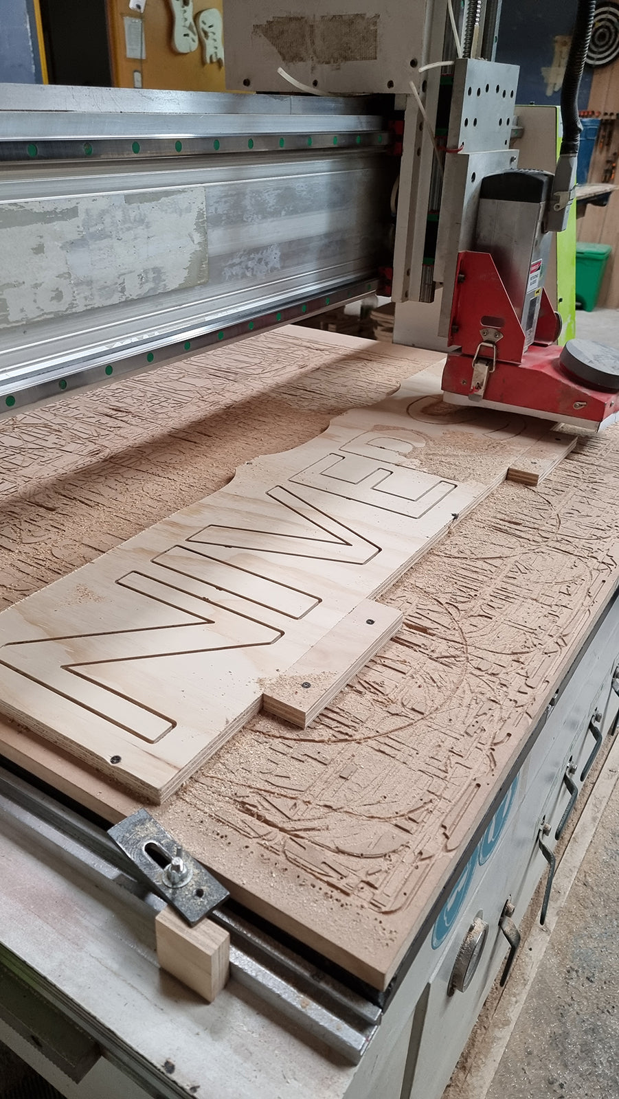 Maquina router cnc mecanizando en madera terciado