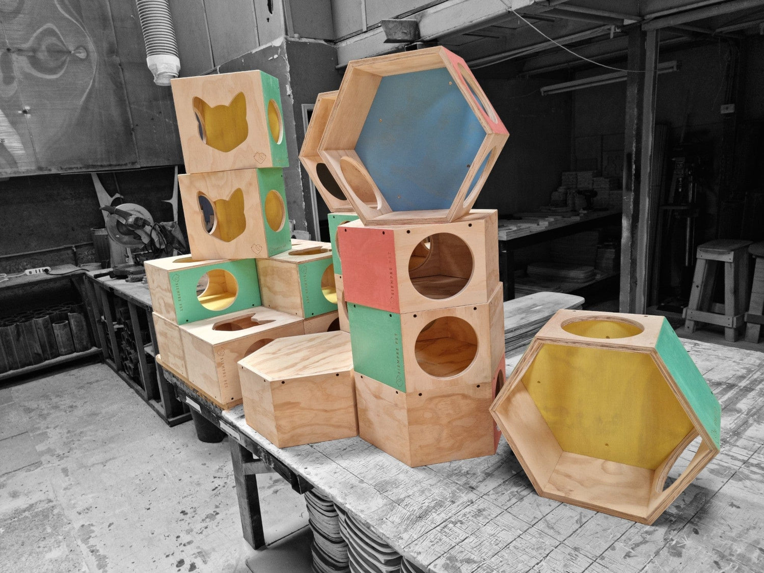 Productos fabricados con madera pintados con diseños para gatos en chile