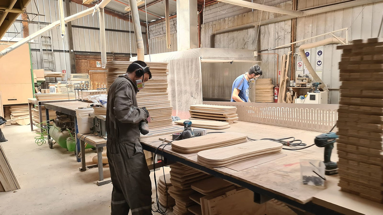 Trabajando en servicios de corte cnc con madera en taller