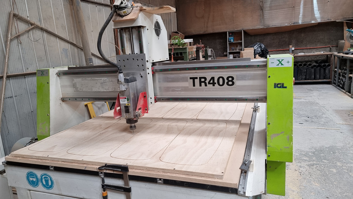 Cortando madera terciado con router cnc en Santiago de Chile