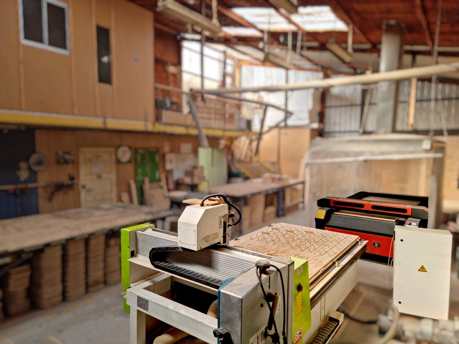 Taller con maquinas router cnc y grabado Laser en madera