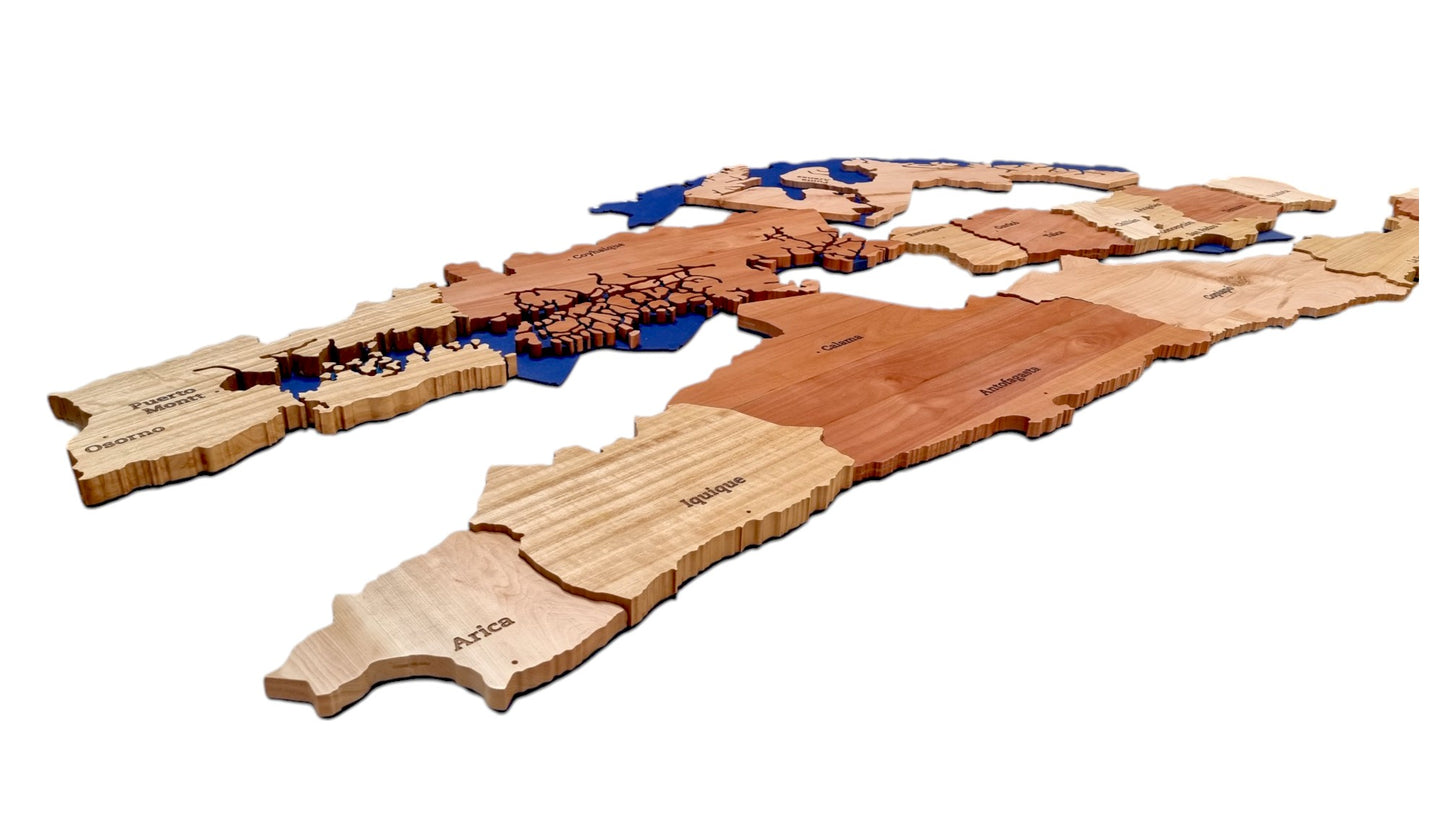 Trabajo espescial de corte en madera de mapa chile con grabados