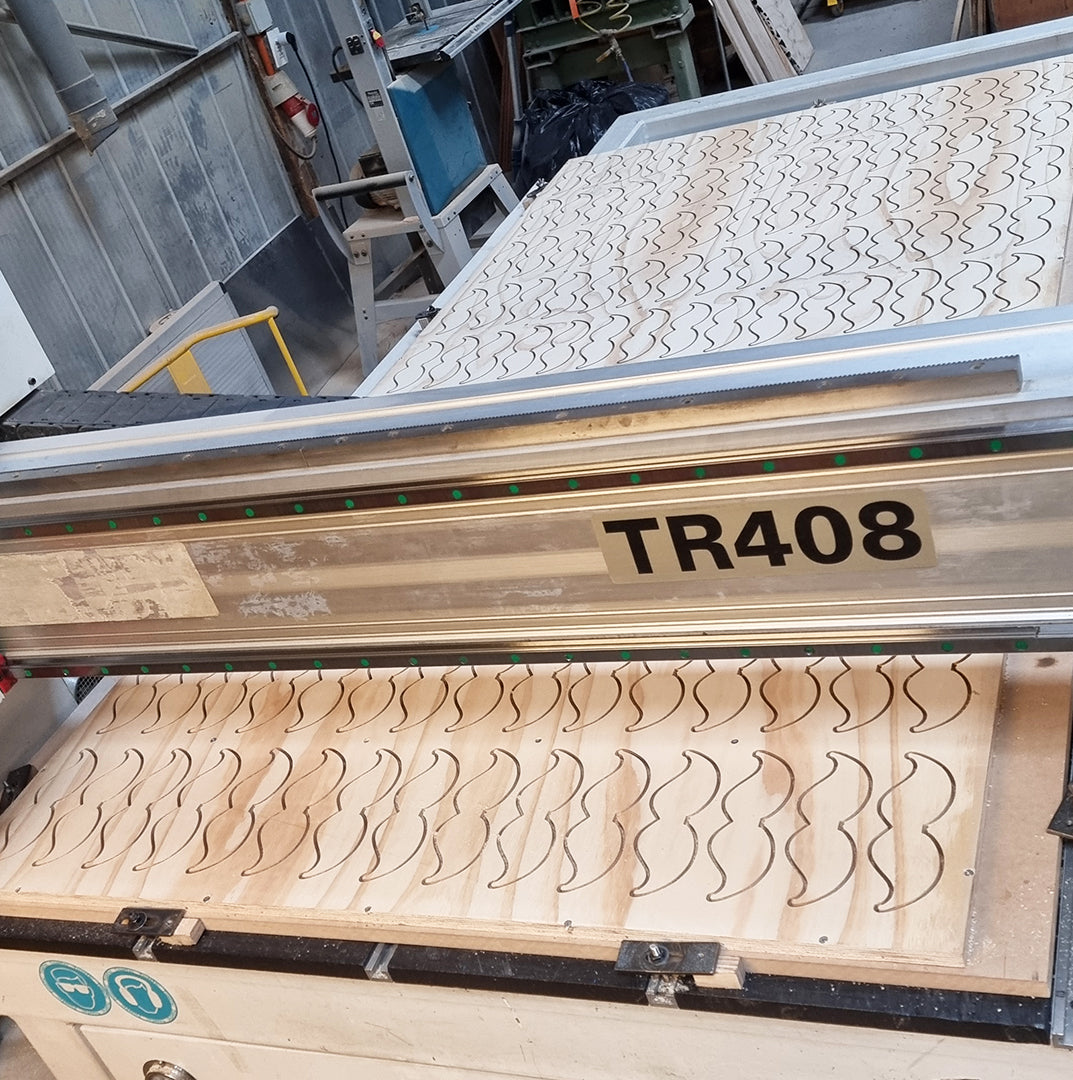 Corte router cnc de bigotes en terciado 