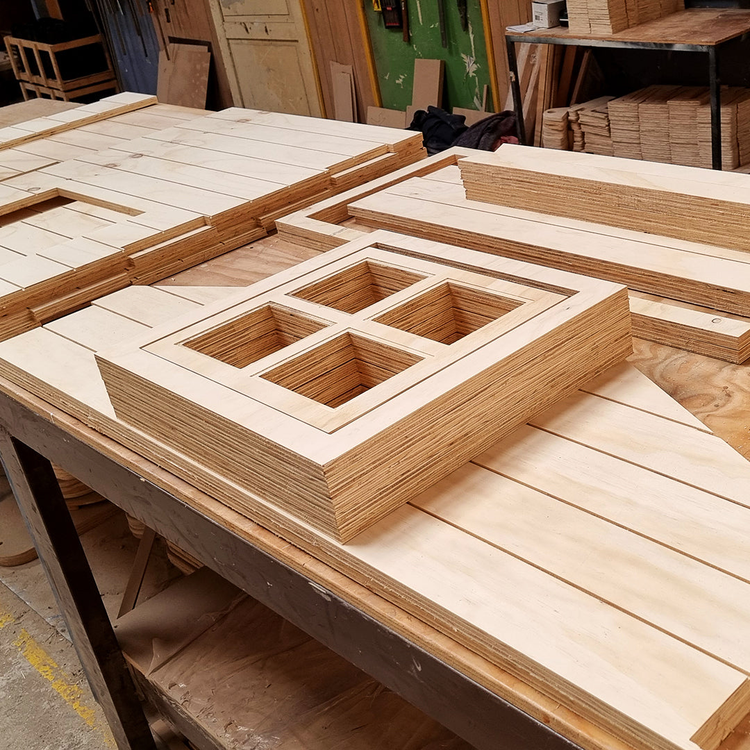 Piezas cortadas con router cnc para casade muñecas en madera terciado