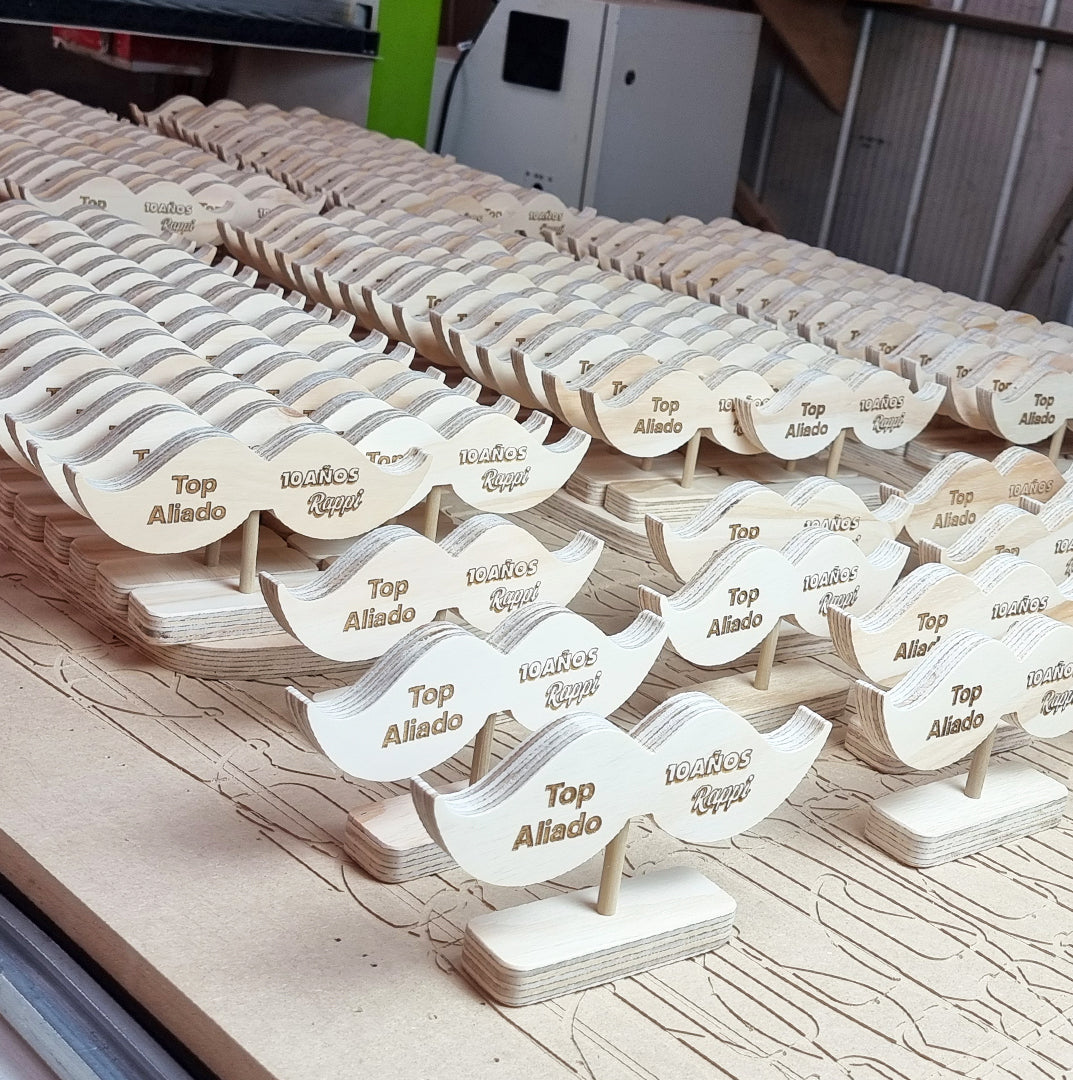 Productos de madera cortados con router cnc para galvanos de bigote
