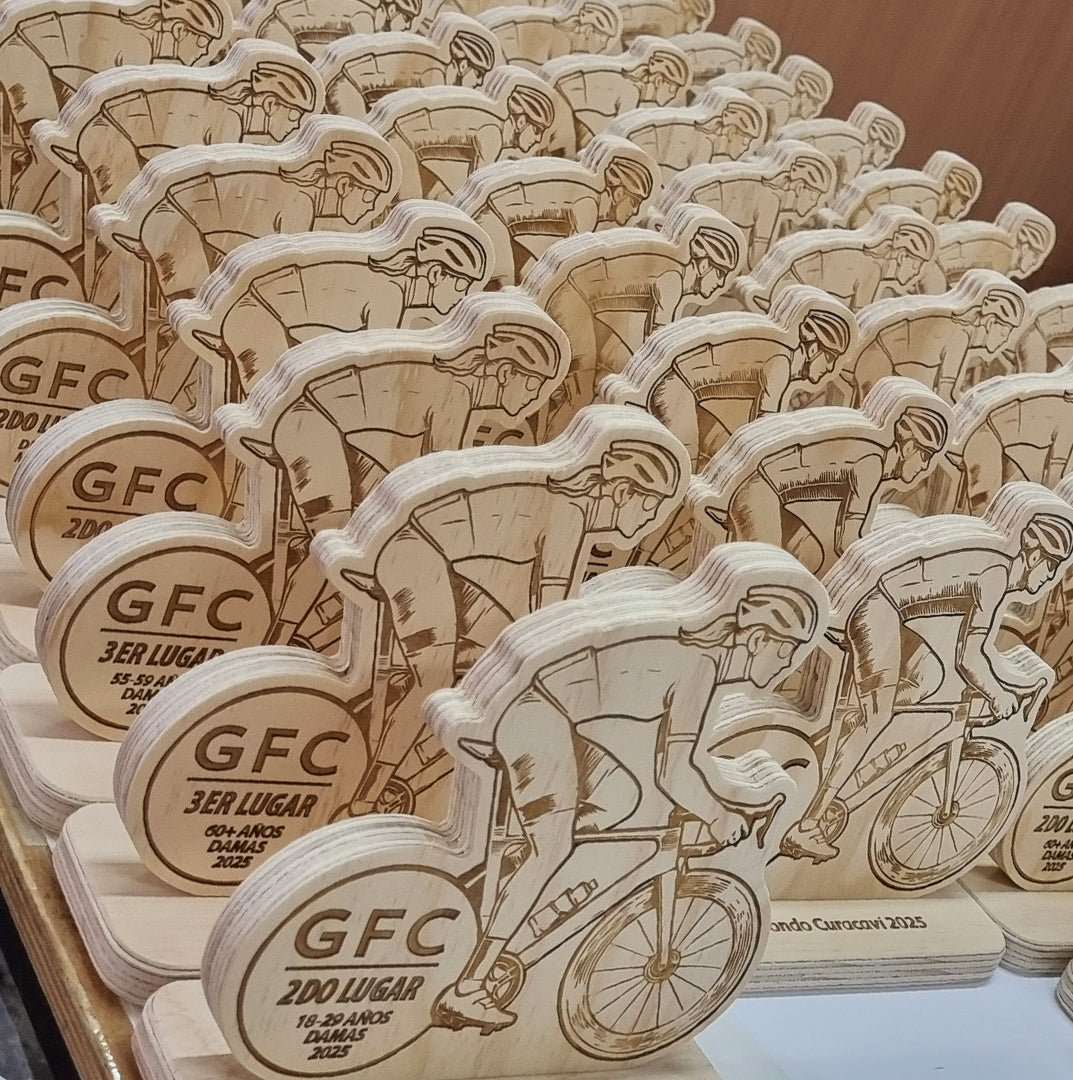 Premios galvanos de madera con forma de ciclistas para competencia