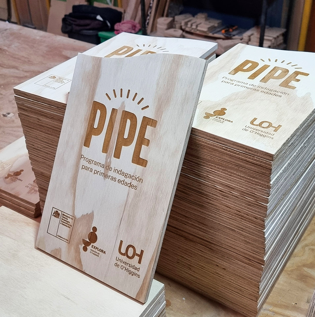 Letrero de terciado con grabado laser para teatros kamishibai