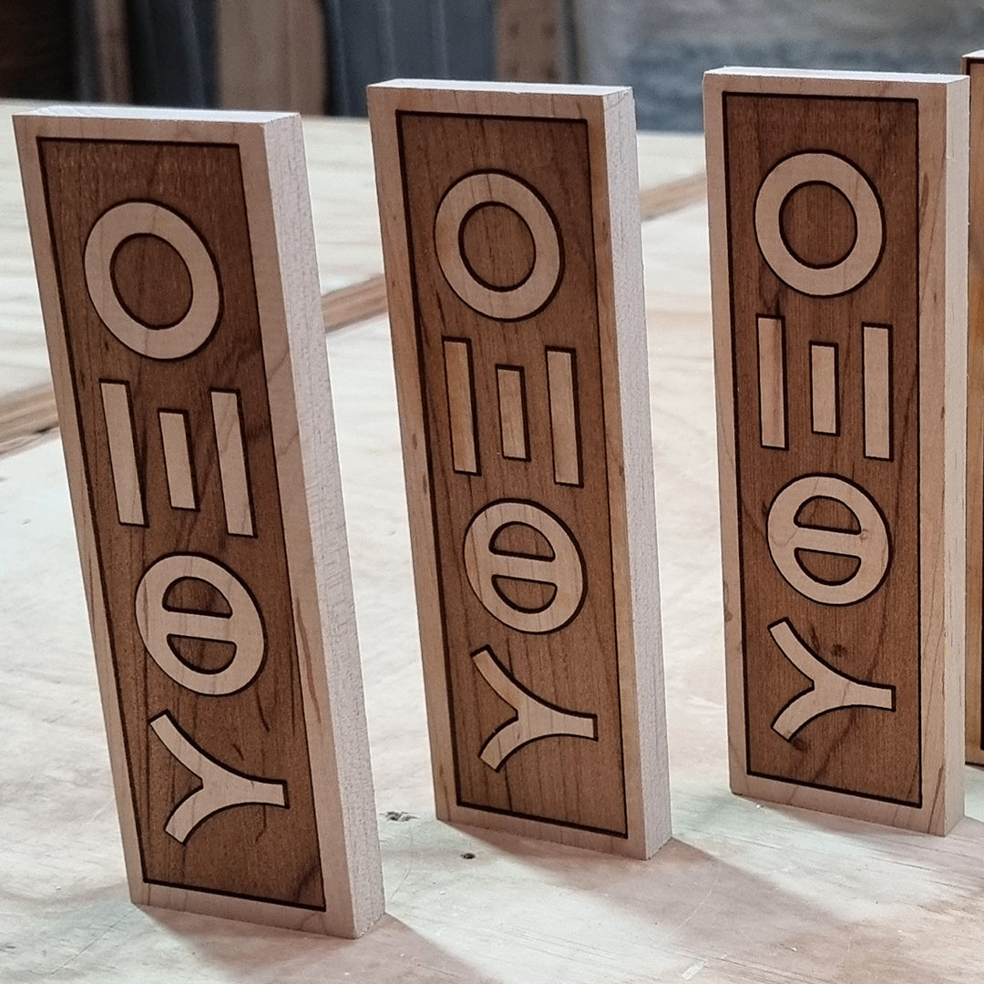 Grabado laser sobre placas de madera clara