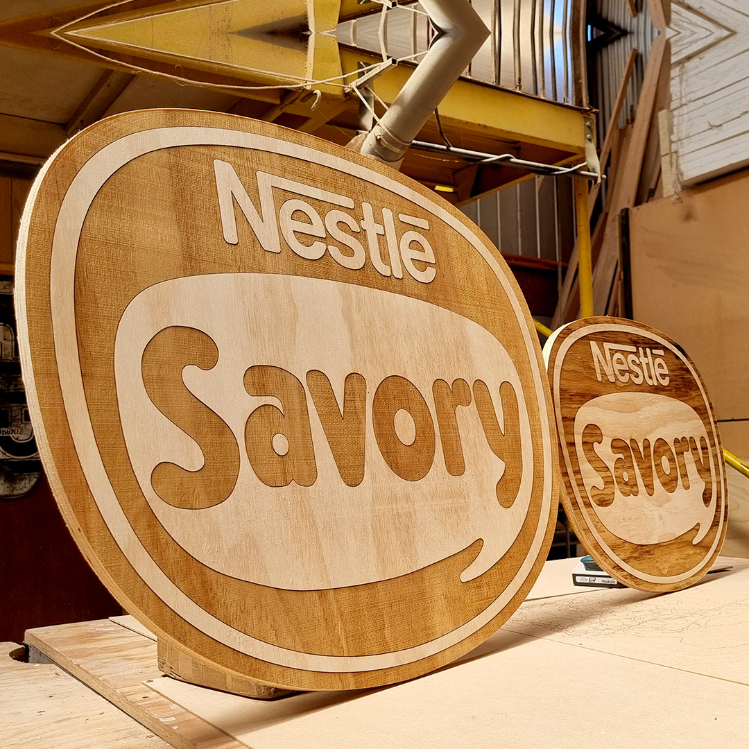 Dos letreros de madera pino terciado con grabado laser y fondo de fabrica