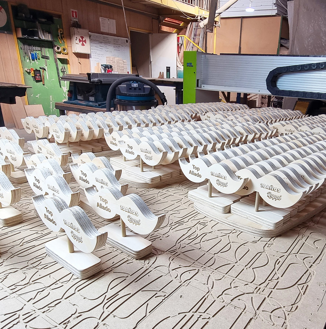 Galvanos y premios de madera con forma de bigote fabricados con router cnc y laser