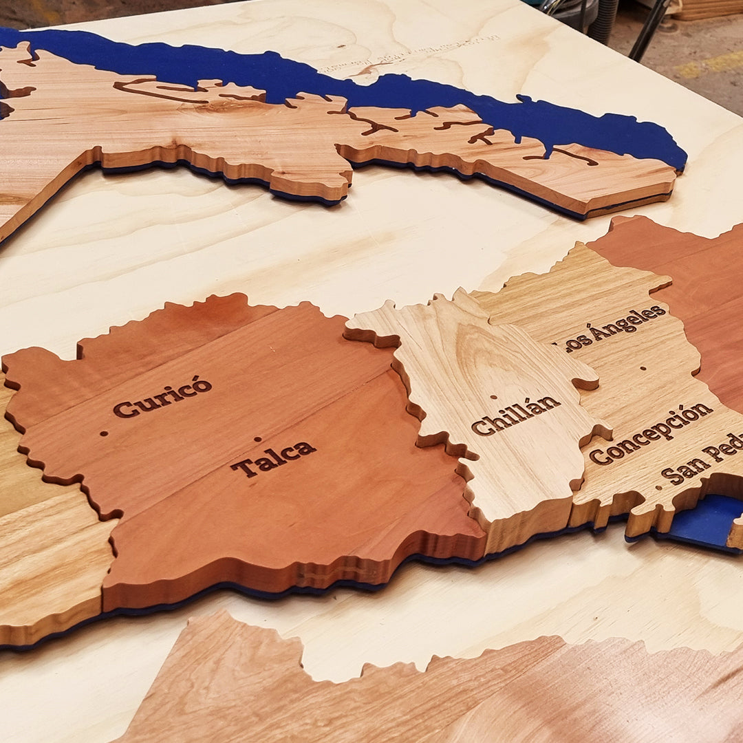 Letrero de madera cortado con cnc y grabado con laser del mapa de chile